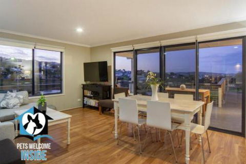 Almost New + Sea & Lake Views - Events Australia 1