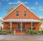 Eliza 1875 Red Brick Duplex Townhouse - Events Australia