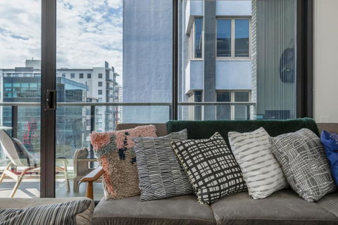 LIGHT AIRY SPACIOUS QUEENS ROAD APARTMENT - Events Australia 6