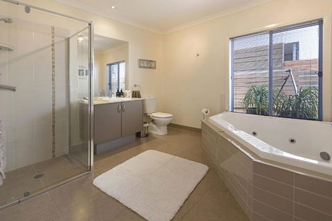 Pelican Landing Stunning Lake King Views - Events Australia 4