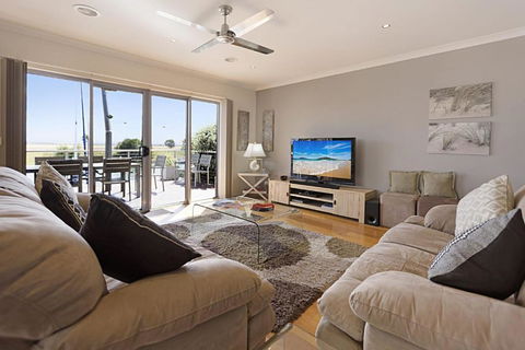 Pelican Landing Stunning Lake King Views - Events Australia 6