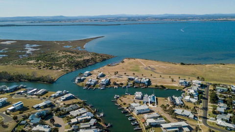 Pelican Landing Stunning Lake King Views - Events Australia 3
