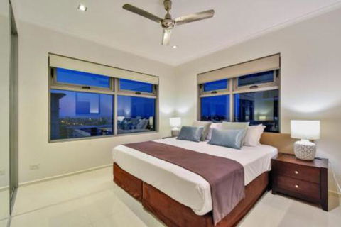 Oceana Darwin Central Oceanfront 3 Bedroom 2 Lounge Room Pool Gym Tennis Court Sleeps 9 - Events Australia 6