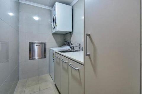 Oceana Darwin Central Oceanfront 3 Bedroom 2 Lounge Room Pool Gym Tennis Court Sleeps 9 - Events Australia 7