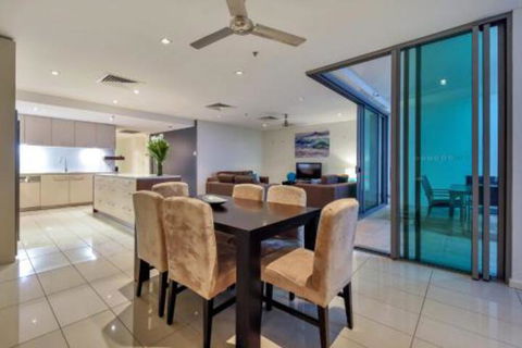 Oceana Darwin Central Oceanfront 3 Bedroom 2 Lounge Room Pool Gym Tennis Court Sleeps 9 - Events Australia 3