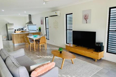 WHITSUNDAY Brand New Townhouse Close To Boardwalk - Events Australia 0