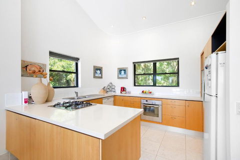A Little Cove Treasure Noosa Heads - Events Australia 4