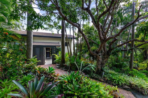 A Little Cove Treasure Noosa Heads - Events Australia 5
