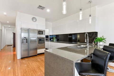 BENGALEE EXECUTIVE TOWNHOUSE MODERN & STYLISH - Accommodation Europe 5
