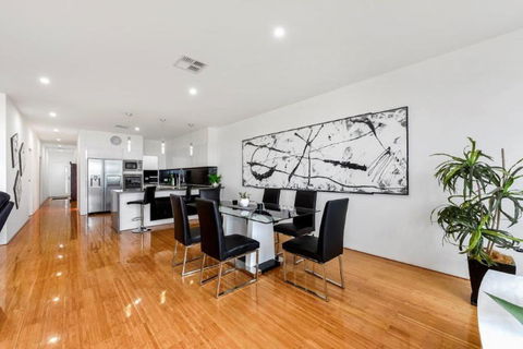 BENGALEE EXECUTIVE TOWNHOUSE MODERN & STYLISH - Accommodation Europe 3