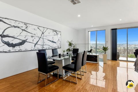 BENGALEE EXECUTIVE TOWNHOUSE MODERN & STYLISH - Accommodation Europe 4