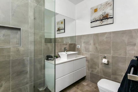 BENGALEE EXECUTIVE TOWNHOUSE MODERN & STYLISH - Accommodation Europe 1