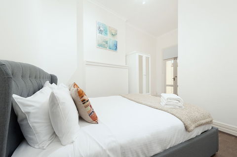 Stunning Sydney Home 1 - Tourism Bookings 3