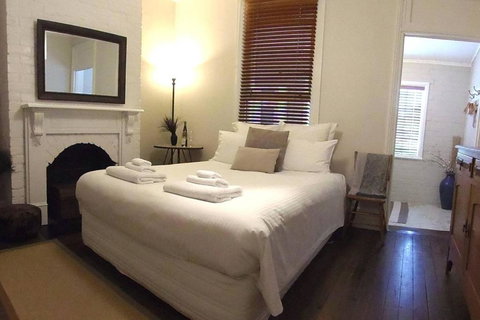 YSG The Edward Townhouse 157 Steps To Town - Tourism Bookings 3