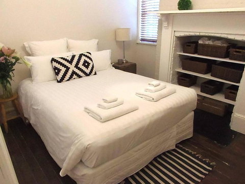 YSG The Edward Townhouse 157 Steps To Town - Tourism Bookings 6