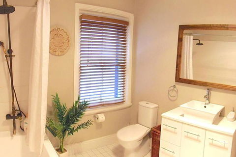 YSG The Edward Townhouses 155 & 157 Steps To Town - Tourism Bookings 6