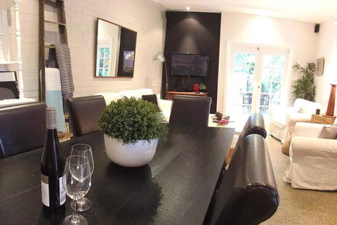 YSG The Edward Townhouses 155 & 157 Steps To Town - Tourism Bookings 2