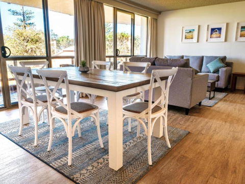 Perfectly Positioned Beachfront Apartment Unit 6 - Events Australia 4