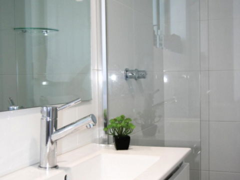 Perfectly Positioned Beachfront Apartment Unit 6 - Events Australia 3