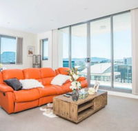 Spacious Central Apartment Walking Distance To Beach - Events Australia