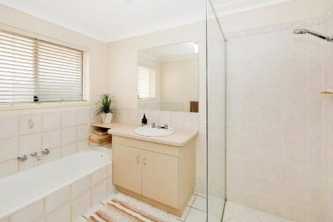 Hook Wine & Sinker Hervey Bay - Events Australia 6