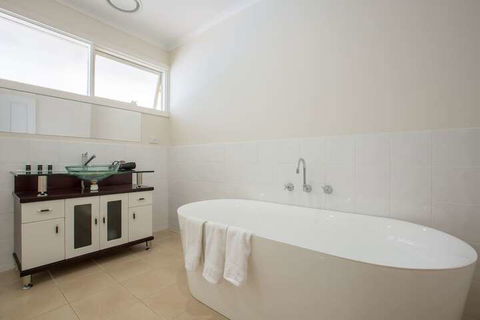 Spacious Comfortable Home In Wheelers Hill+pool - Accommodation Europe 2