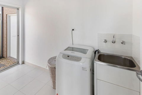 Captains Hideaway Jetty Berth & Pet Friendly - Events Australia 5
