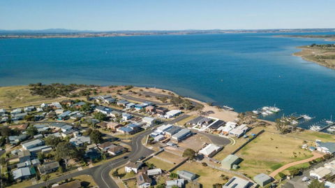 Captains Hideaway Jetty Berth & Pet Friendly - Events Australia 1