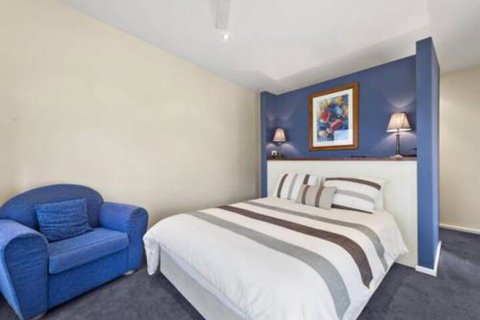 SEA SPECTACULAR Seconds From The Beach! - Accommodation Europe 4