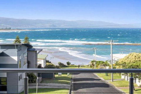 SEA SPECTACULAR Seconds From The Beach! - Accommodation Europe 0