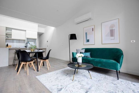 Taste Of Art! Stunning Townhouse Stayatmoonee Ponds - Events Australia 1