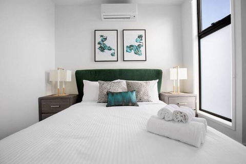 Taste Of Art! Stunning Townhouse Stayatmoonee Ponds - Events Australia 5