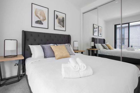 Taste Of Art! Stunning Townhouse Stayatmoonee Ponds - Events Australia 7