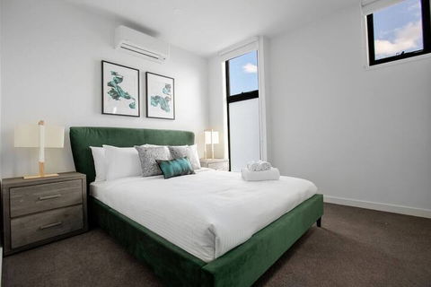 Taste Of Art! Stunning Townhouse Stayatmoonee Ponds - Events Australia 6