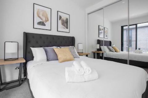 Taste Of Art! Stunning Townhouse Stayatmoonee Ponds - Events Australia 0