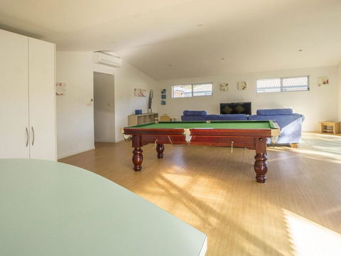 Conley Ave 8 Pet Friendly OUTSIDE Only - Accommodation Europe 6