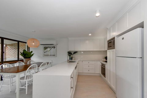 BEAUTIFULLY RENOVATED OCEANSIDE APARTMENT Lamer 9 - Events Australia 4