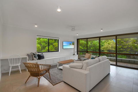 BEAUTIFULLY RENOVATED OCEANSIDE APARTMENT Lamer 9 - Events Australia 6