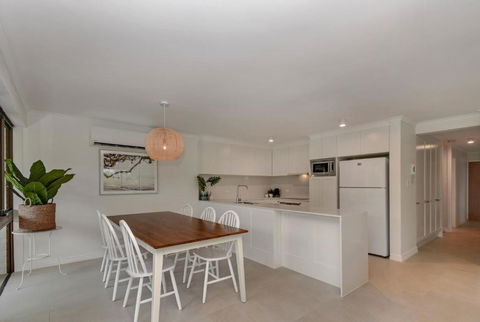 BEAUTIFULLY RENOVATED OCEANSIDE APARTMENT Lamer 9 - Events Australia 3