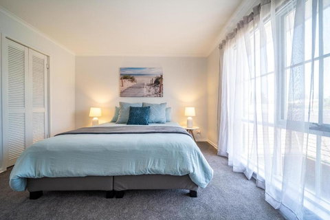 Seascape At Glenelg 3BDRM Luxury WiFi Beach Airport - Events Australia 1