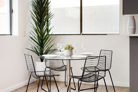 Spacious & Sunny 1 Bdrm In Surry Hills - FOV - Tourism Bookings 3