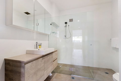 Spacious & Sunny 1 Bdrm In Surry Hills - FOV - Tourism Bookings 5