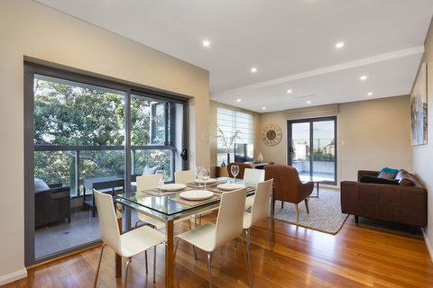 2 Bdrm North Sydney With Harbour Views - Tourism Bookings 7
