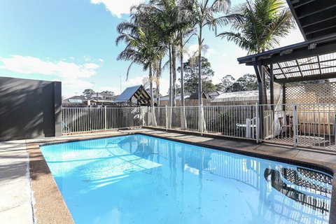 Large Family Home Summer Place With A Pool - Events Australia 1