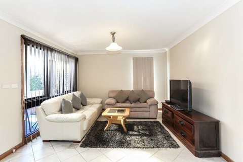 Large Family Home Summer Place With A Pool - Events Australia 5