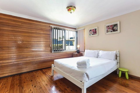 Large Family Home Summer Place With A Pool - Events Australia 4