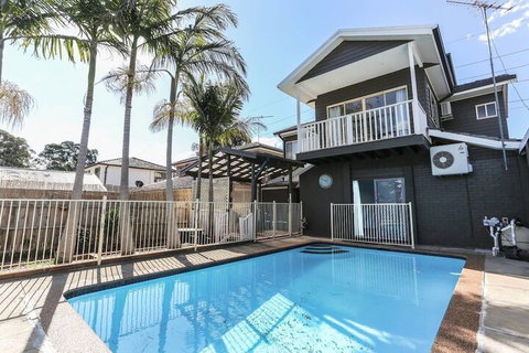 Large Family Home Summer Place With A Pool - Events Australia 2