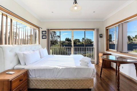 Large Family Home Summer Place With A Pool - Events Australia 6