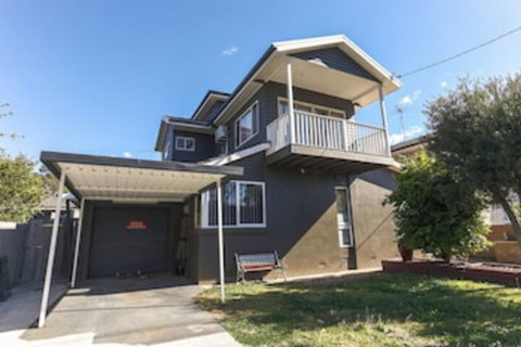 Large Family Home Summer Place With A Pool - Events Australia 0