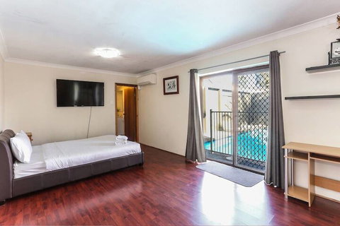 Large Family Home Summer Place With A Pool - Events Australia 7